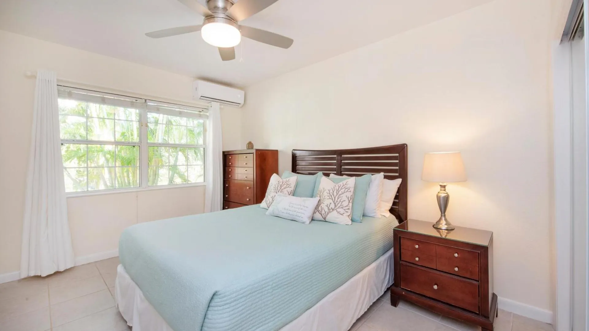 Snug Harbour View Condo #6 George Town Holiday home