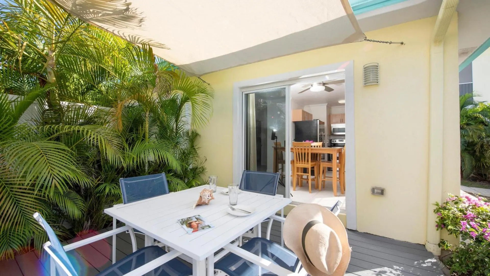 Snug Harbour View Condo #6 George Town Holiday home